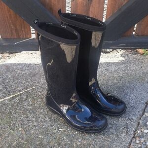 Kamik Black Waterproof Boots with Subtle Mint Logo